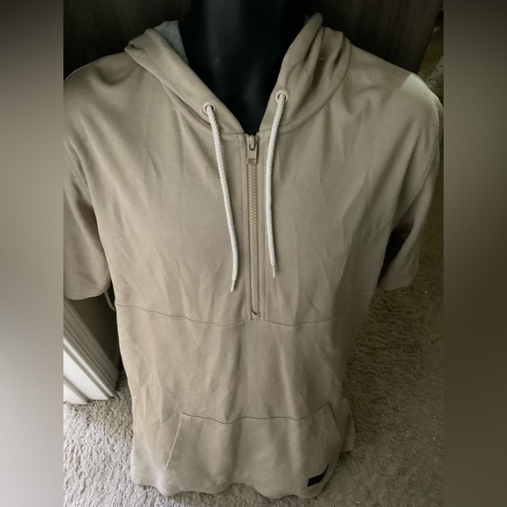 Men’s used fitted size XL UA under armour hoodie shirt short sleeve beige Pre ow